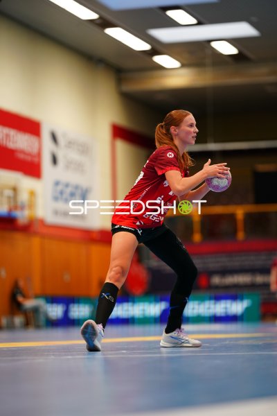 Jule Polsz (#17; HSG Bensheim/Auerbach) beim Wurfansatz in der Weststadthalle