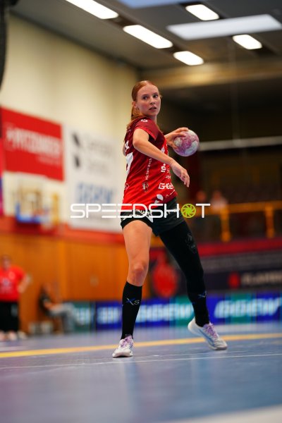 Jule Polsz (HSG Bensheim/Auerbach) beim Wurfansatz in der Weststadthalle