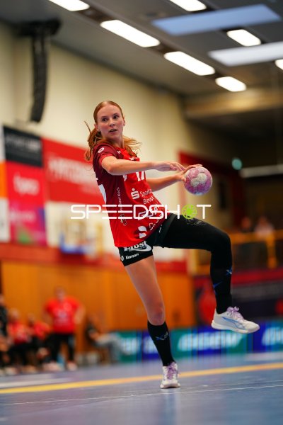 Jule Polsz (#17; HSG Bensheim/Auerbach) beim Wurfansatz