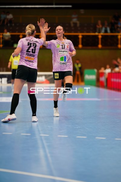 Emma Hertha (#17; SV Halle-Neustadt) und Marie Polakova (#23) beim High-Five