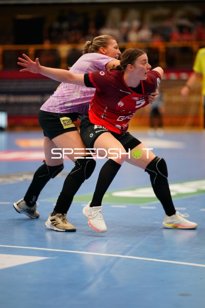 Isabell Hurst (#5; HSG Bensheim/Auerbach) im Zweikampf gegen SV Halle-Neustadt