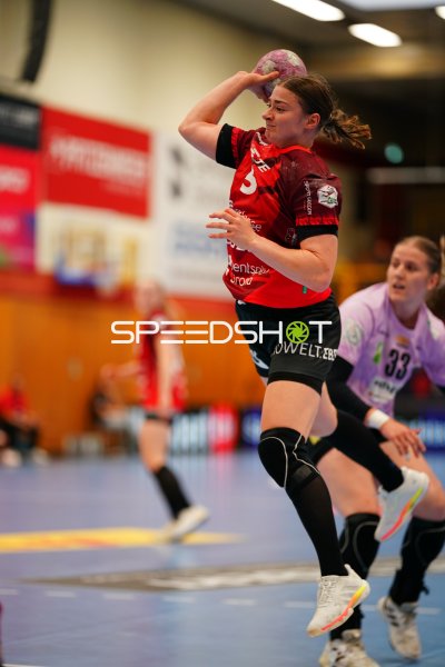 Isabell Hurst (#5; HSG Bensheim/Auerbach) beim Sprungwurf