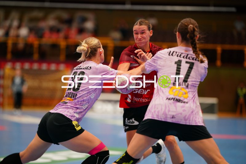 Lena Sophia Degenhardt (#8; HSG Bensheim/Auerbach) im Zweikampf gegen SV Halle-Neustadt