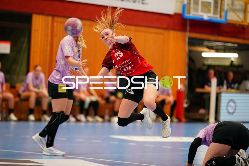 Cara Reuthal (#26; HSG Bensheim/Auerbach) beim Sprungwurf