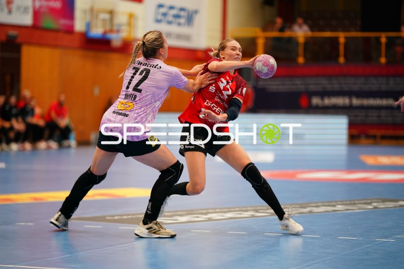 Neele Mara Orth (#32; HSG Bensheim/Auerbach) im Wurf gegen Ilona Kieffer (#72; SV Halle-Neustadt)