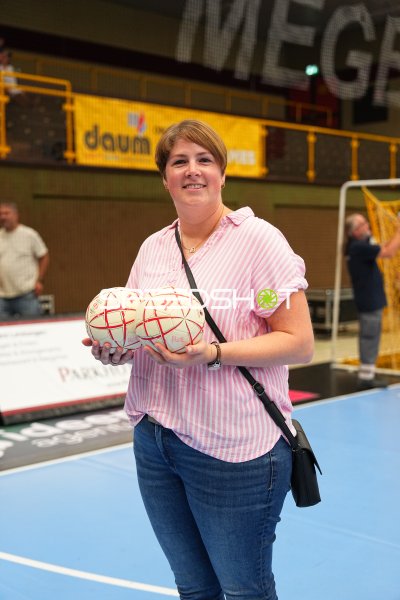 Frau mit zwei Handbällen in der Weststadthalle Bensheim