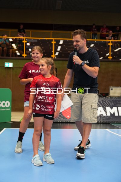 Lucie-Marie Kretzschmar (#33; HSG Bensheim/Auerbach) bei Hallenzeremonie