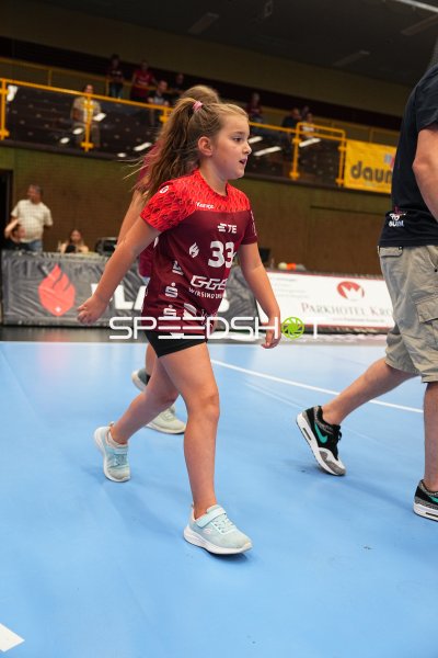 Kind im HSG Bensheim/Auerbach Trikot #33 läuft über das Spielfeld