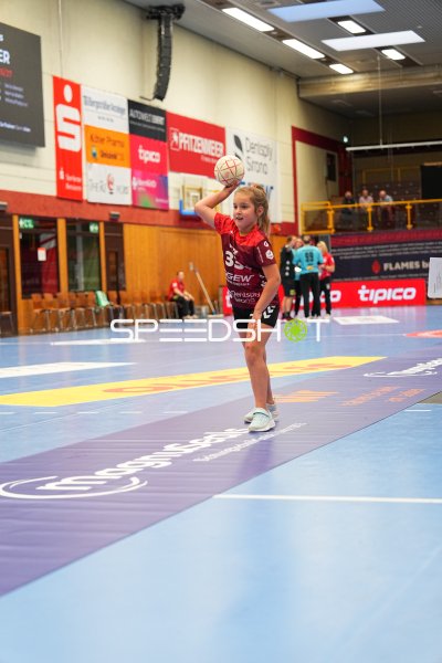 Lucie-Marie Kretzschmar (#33; HSG Bensheim/Auerbach) beim Einwurf