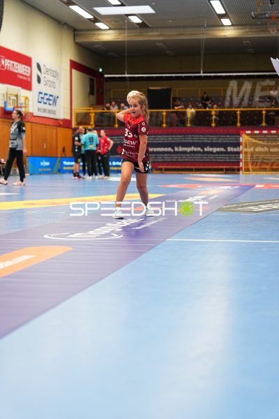 Lucie-Marie Kretzschmar (#33; HSG Bensheim/Auerbach) beim Wurfansatz