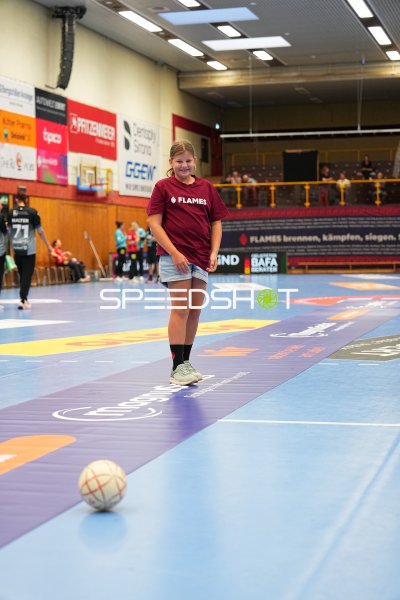 Fan-Kind mit Handball auf dem Spielfeld in der Weststadthalle Bensheim