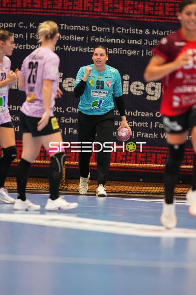 Lena Schmid (#99; SV Halle-Neustadt) mit Ball und Jubelgeste
