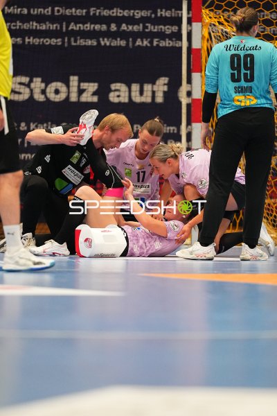 Emma Hertha (#17; SV Halle-Neustadt) nach Sturz am Boden