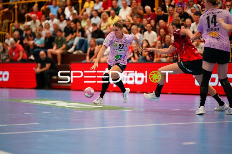 Tabea Wipper (#22; SV Halle-Neustadt) im Angriff gegen HSG Bensheim/Auerbach