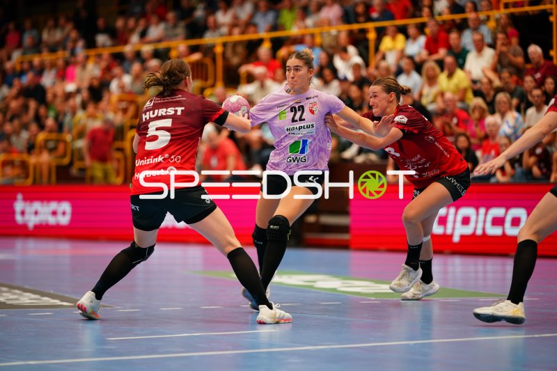 Tabea Wipper (#22; SV Halle-Neustadt) im Zweikampf gegen HSG Bensheim/Auerbach