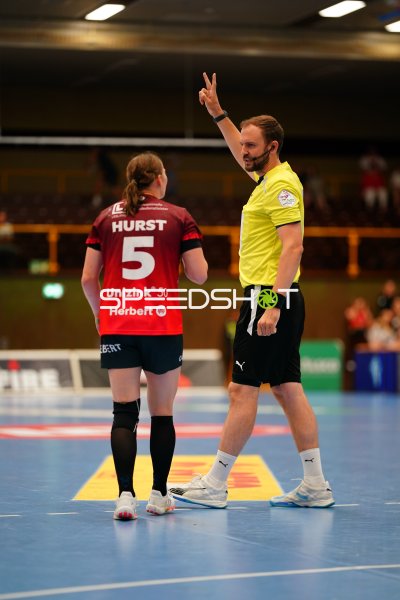 Isabell Hurst (#5; HSG Bensheim/Auerbach) bei Schiedsrichterentscheidung