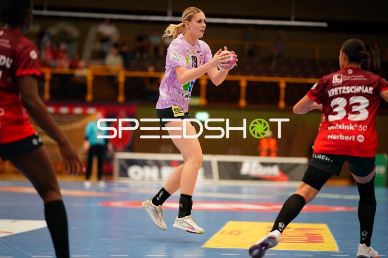 Paulina Stapurewicz im Sprung mit Ball gegen Lucie-Marie Kretzschmar (#33; HSG Bensheim/Auerbach)