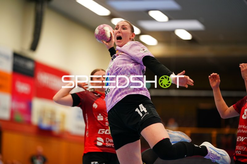 Tina Wagenlader (#14; SV Halle-Neustadt) beim Sprungwurf gegen HSG Bensheim/Auerbach