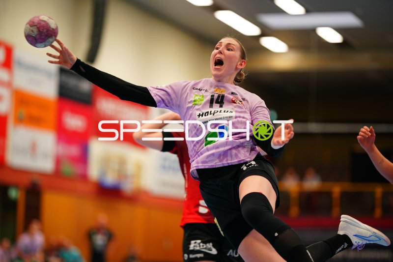 Tina Wagenlader (#14; SV Halle-Neustadt) beim Sprungwurf