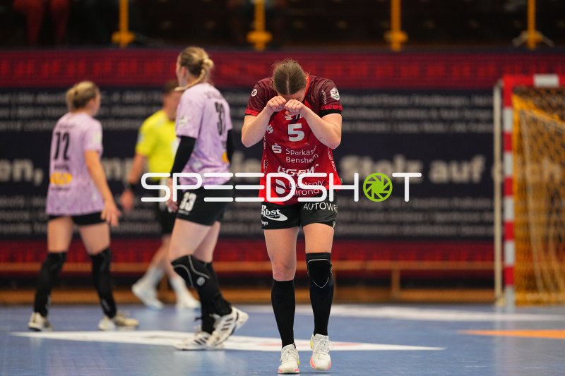 Isabell Hurst (#5; HSG Bensheim/Auerbach) enttäuscht nach Spielszene
