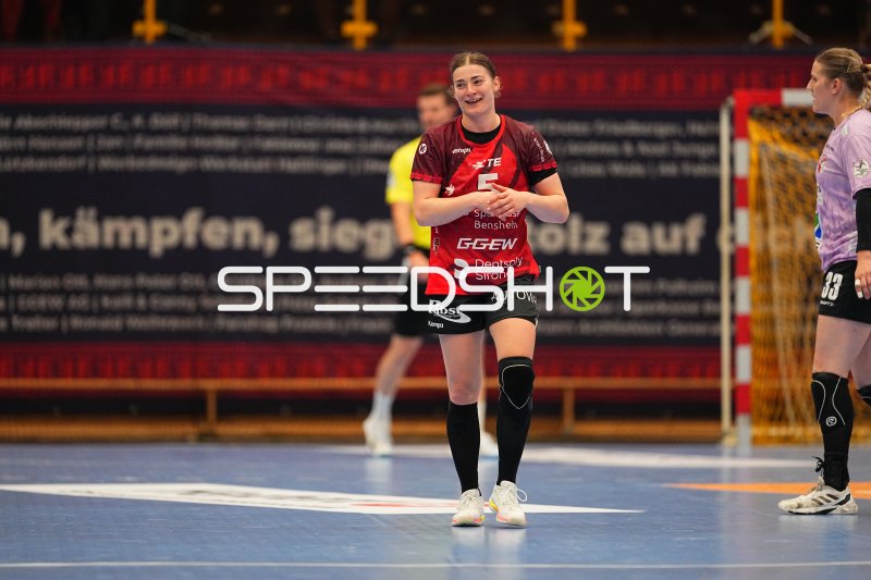 Isabell Hurst (#5; HSG Bensheim/Auerbach) lächelt auf dem Spielfeld