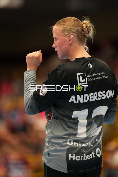 Emma Andersson (#12; HSG Bensheim/Auerbach) ballt die Faust
