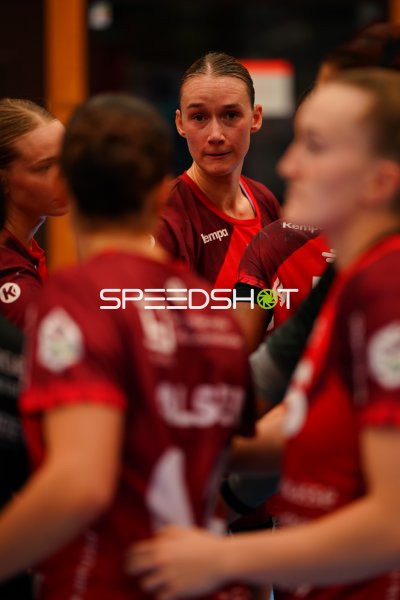 Spielerinnen der HSG Bensheim/Auerbach im Teamkreis