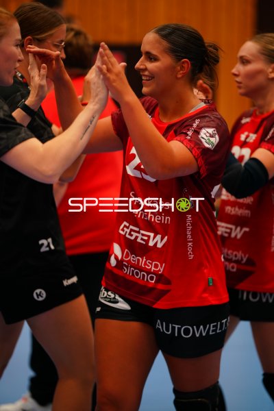 Pauline Borrmann (#21; HSG Bensheim/Auerbach) bejubelt Treffer mit Teamkolleginnen