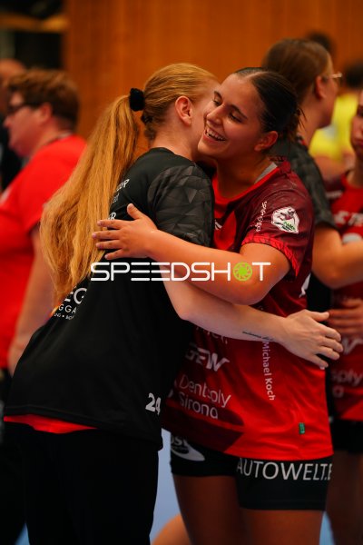 Spielerinnen umarmen sich nach dem Spiel in der Halle