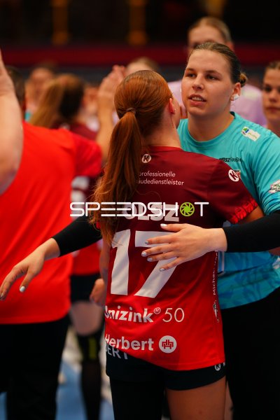 Jule Polsz (#17; HSG Bensheim/Auerbach) umarmt gegnerische Torhüterin nach dem Spiel