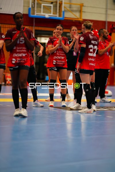 Ndidi-Silvia Agwunedu (#15; HSG Bensheim/Auerbach) und Neele Mara Orth (#32; HSG Bensheim/Auerbach) applaudieren