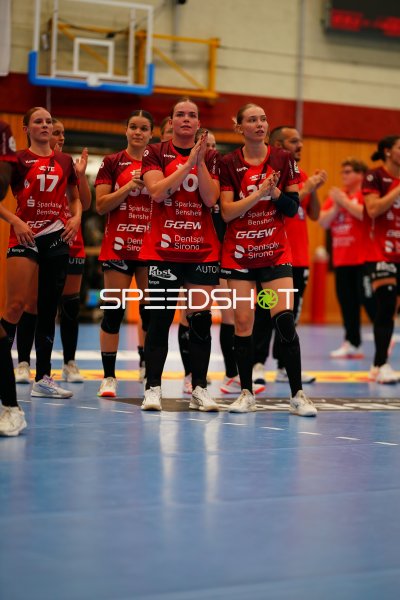Jule Polsz (#17; HSG Bensheim/Auerbach) applaudiert mit Teamkolleginnen