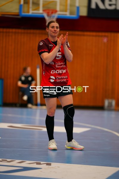 Isabell Hurst (#5; HSG Bensheim/Auerbach) applaudiert