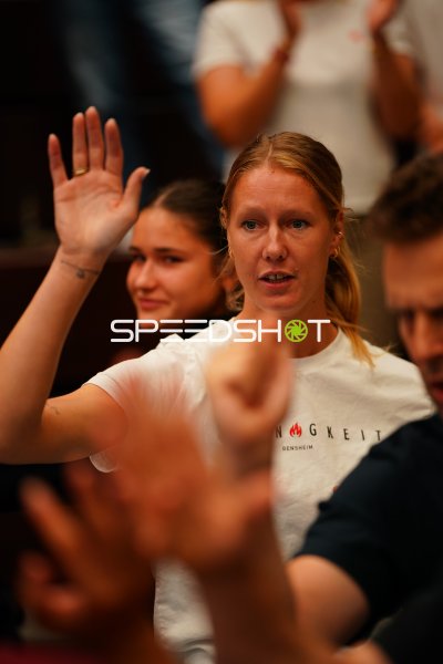 Zuschauerinnen von HSG Bensheim/Auerbach feuern ihr Team an