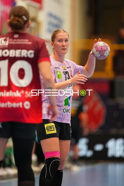 Ida Hoberg Rasmussen (#10; HSG Bensheim/Auerbach) vor werfender SV-Halle-Neustadt-Spielerin