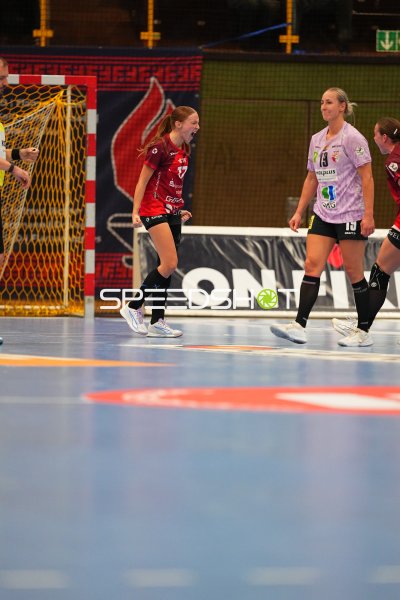 Jule Polsz (#17; HSG Bensheim/Auerbach) bejubelt Treffer, Lea Gruber (#19; SV Halle-Neustadt) enttäuscht