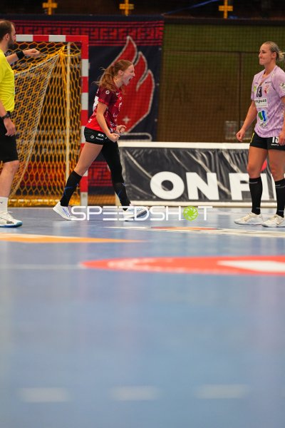 Lea Gruber (#19; SV Halle-Neustadt) und jubelnde Gegenspielerin von HSG Bensheim/Auerbach