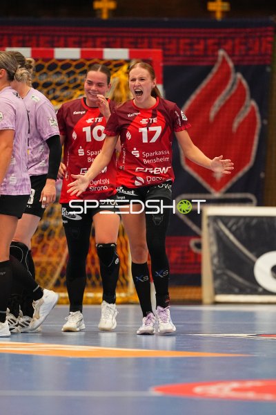 Ida Hoberg Rasmussen (#10; HSG Bensheim/Auerbach) und Jule Polsz (#17; HSG Bensheim/Auerbach) bejubeln Treffer