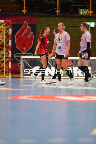 Lea Gruber (#19; SV Halle-Neustadt) enttäuscht nach Gegentreffer, Gegnerin jubelt