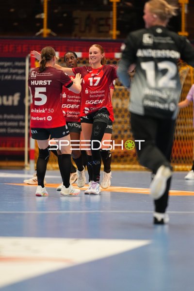 Jule Polsz (#17; HSG Bensheim/Auerbach) jubelt mit Isabell Hurst (#5; HSG Bensheim/Auerbach)