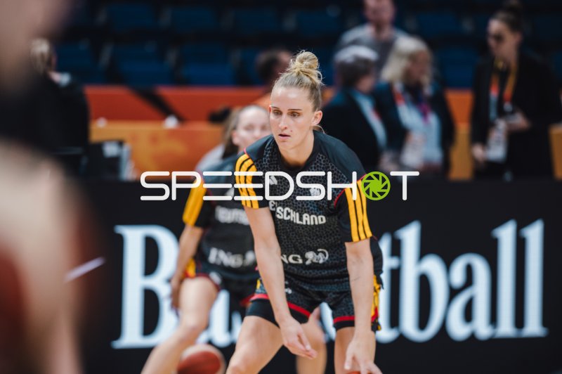 Deutschland-Spielerin in Defensivstellung beim Basketball