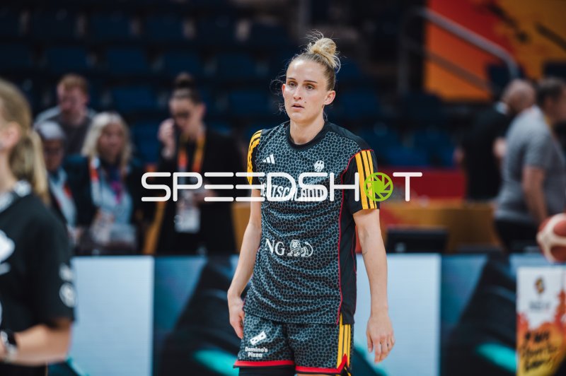 Leonie Fiebich (#13; Deutschland) beim Aufwärmen in der Uber Arena