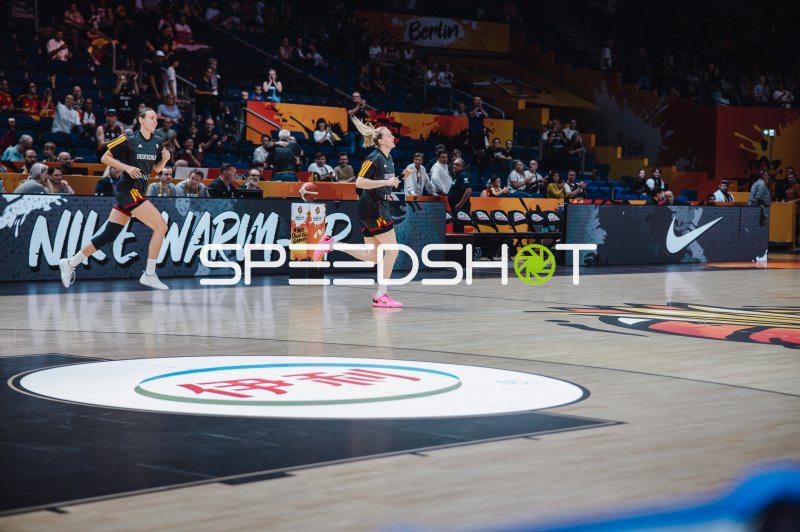 Deutschland-Spielerinnen beim Aufwärmen in der Uber Arena Berlin