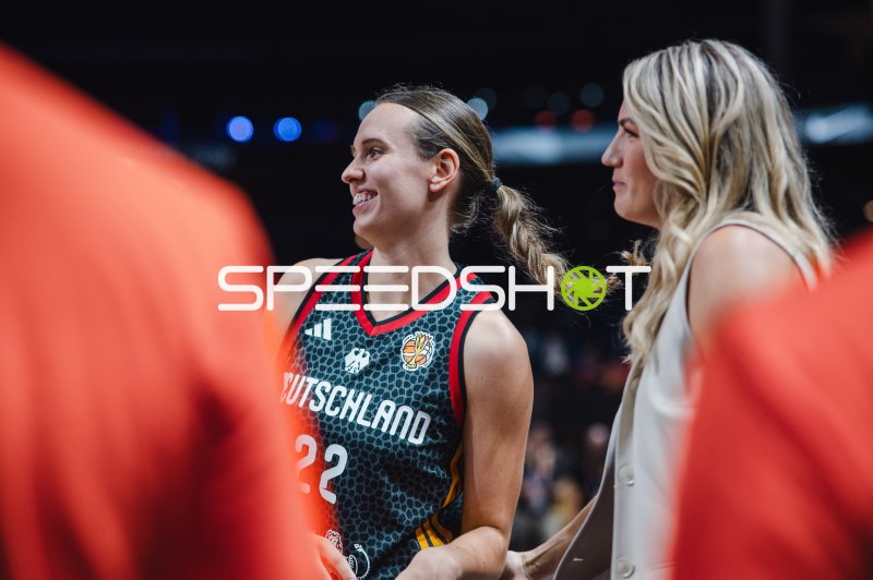 Emily Bessoir (#22; Deutschland) lächelnd in der Uber Arena Berlin