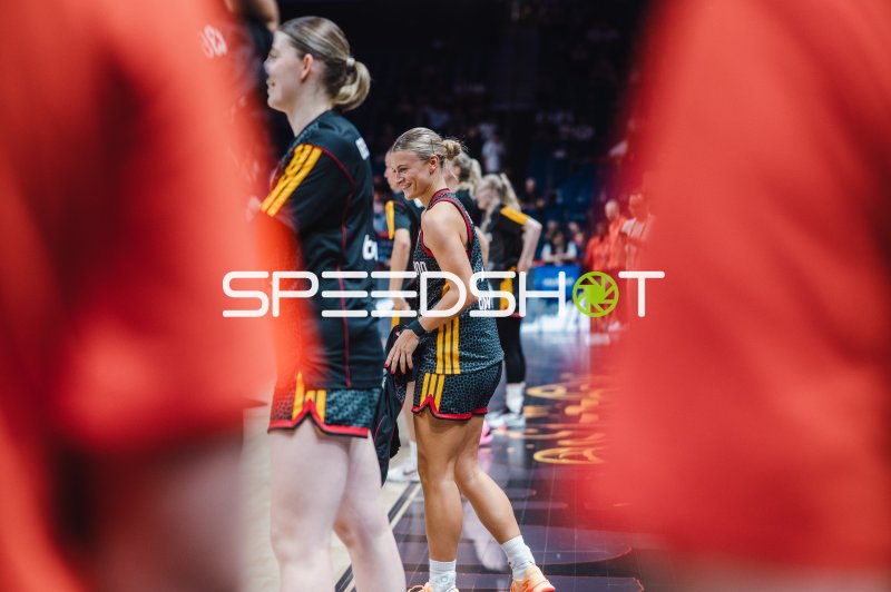 Deutschland-Spielerinnen beim Einlaufen in der Uber Arena Berlin