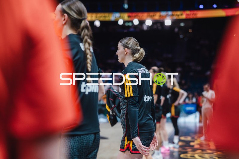 Luisa Geiselsöder (#15; Deutschland) beim Einlaufen in der Uber Arena