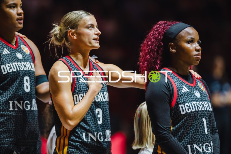 Alexandra Wilke (#3) und Alexis Peterson (#1; Deutschland) bei der Nationalhymne