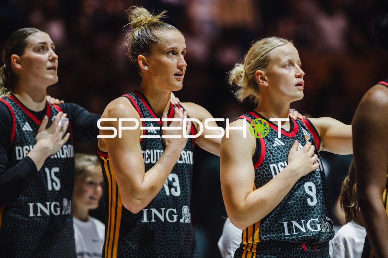 Emma Eichmeyer (#9; Deutschland) und Teamkolleginnen bei der Nationalhymne