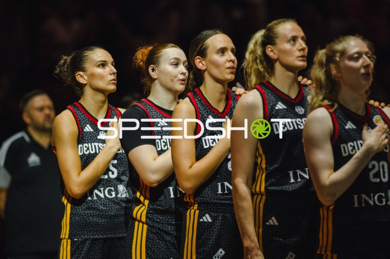 Emily Bessoir (#22; Deutschland) und Clara Bielefeld (#25; Deutschland) bei der Nationalhymne