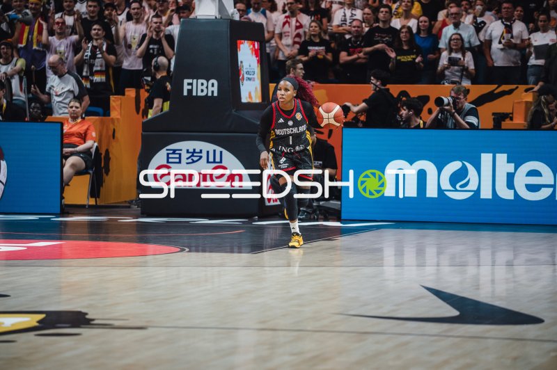 Alexis Peterson (#1; Deutschland) mit Ball im FIBA-Spiel